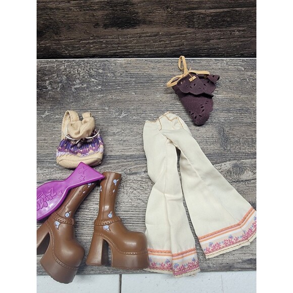 MGA 2001 Bratz Yasmin First Edition with some Original Doll Accessories - Picture 3 of 5